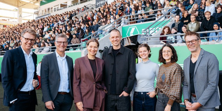 Artikelbild der Quelle zu: Studienstart mit Stadionflair: Universität heißt „Erstis“ willkommen: Rund 4.000 neue Studierende auf den Tribünen / Musik, Akrobatik und Erstsemester-Messe