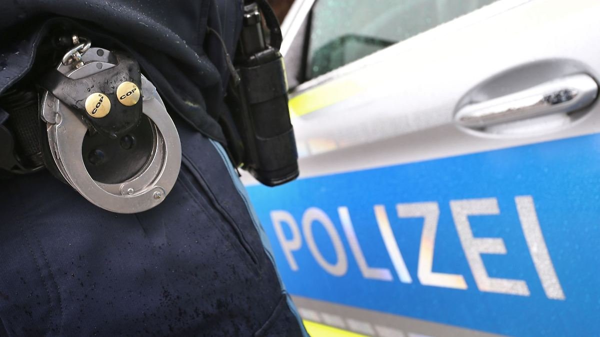 Artikelbild der Quelle zu: Nordrhein-Westfalen: Frau in Wuppertal schwer verletzt - Verdächtiger flüchtig