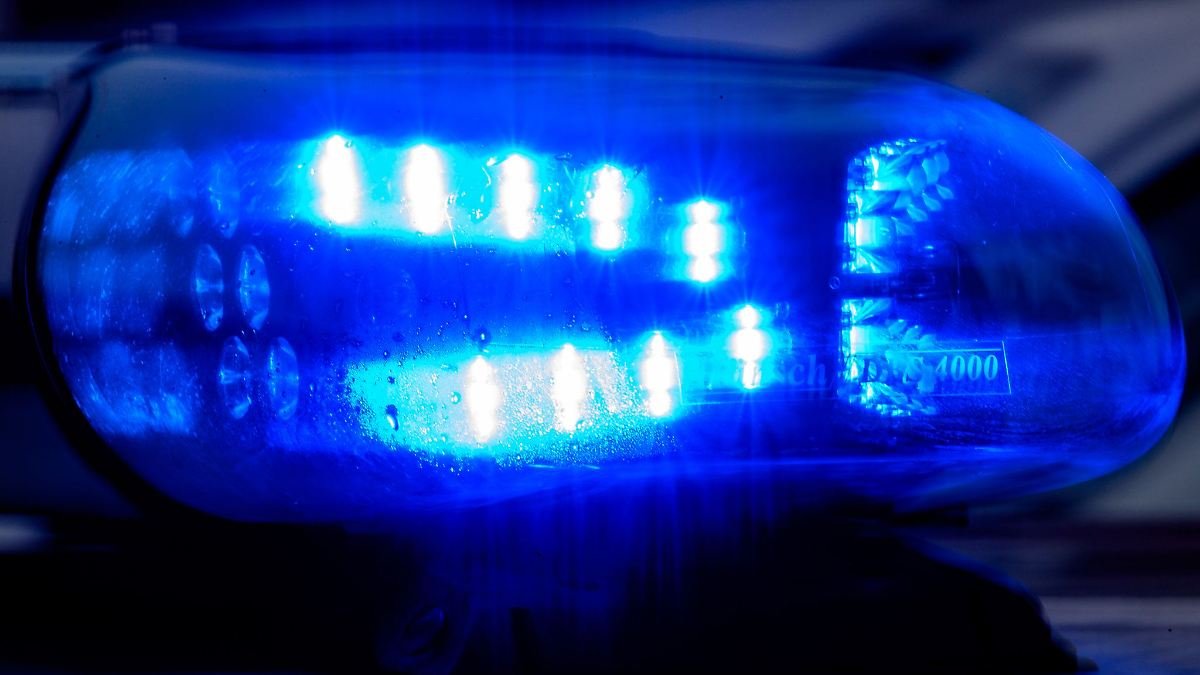 Artikelbild der Quelle zu: Nordrhein-Westfalen: Nach Einbruch: Fluchtwagen stößt mit Streifenwagen zusammen