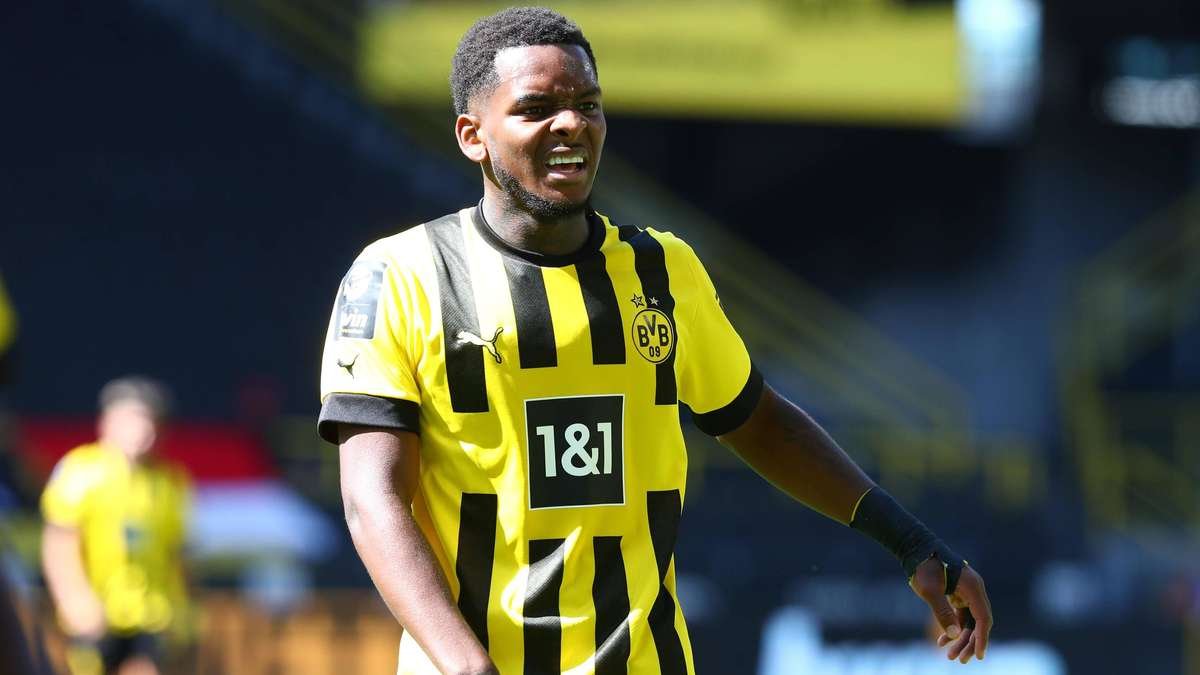 Artikelbild der Quelle zu: BVB-Flop im Tal der Tränen: Erst 1 Jahr vereinslos, jetzt Knie-OP