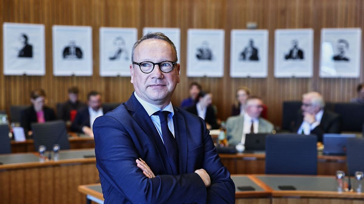 Artikelbild der Quelle zu: Nordrhein-Westfalen: NRW-Justizminister weist Vorwürfe scharf zurück