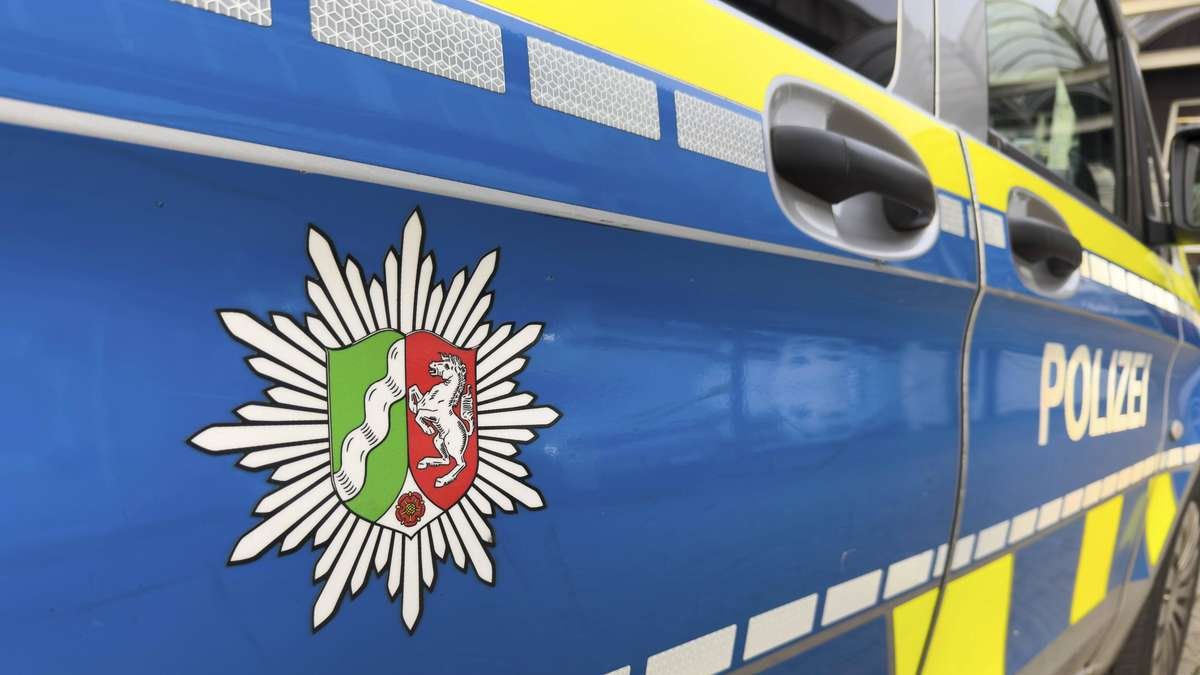 Artikelbild der Quelle zu: Frau randaliert im Treppenhaus – Polizei nimmt sie in Gewahrsam