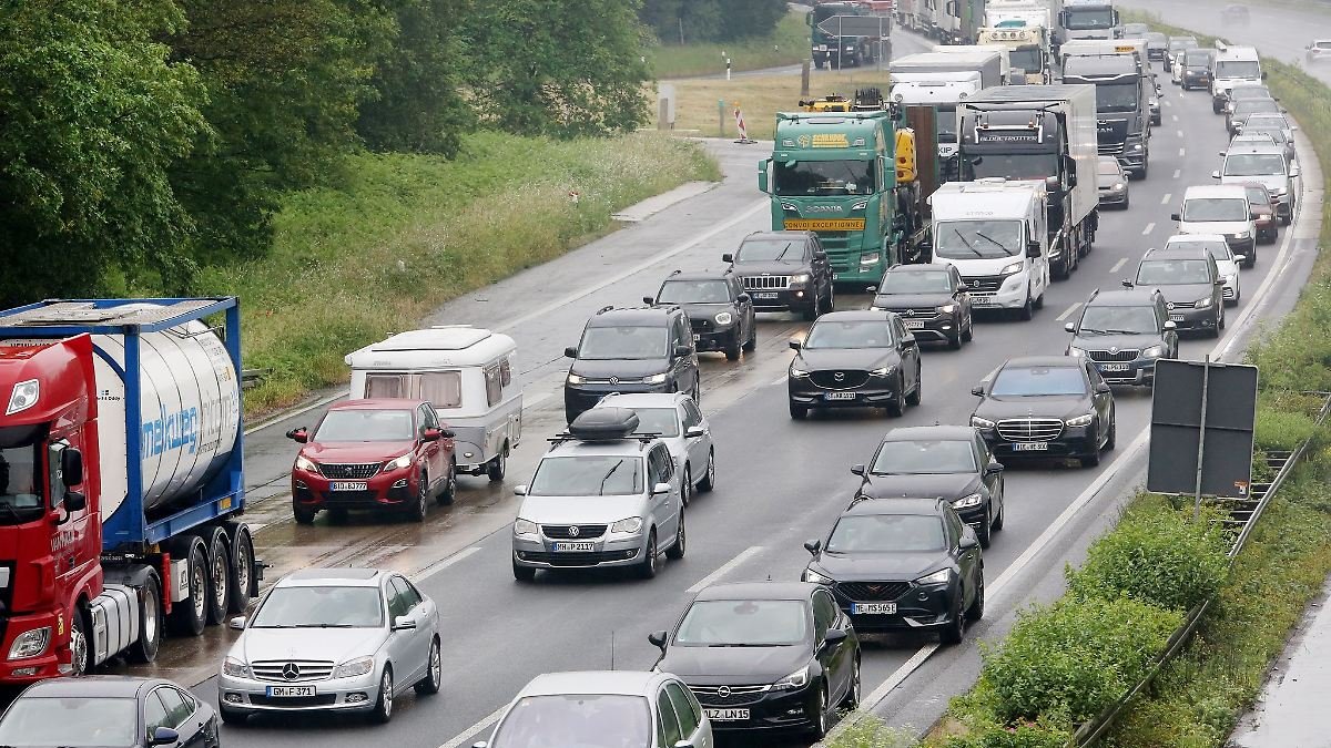 Artikelbild der Quelle zu: Nordrhein-Westfalen: Herbstferien in NRW: So umgehen Autofahrer hohe Spritpreise