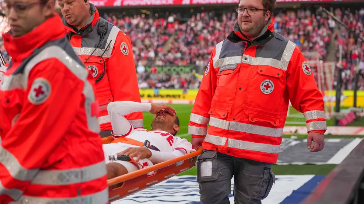 Artikelbild der Quelle zu: Köln-Star im Derby vom Platz getragen – Co-Trainer äußert sich