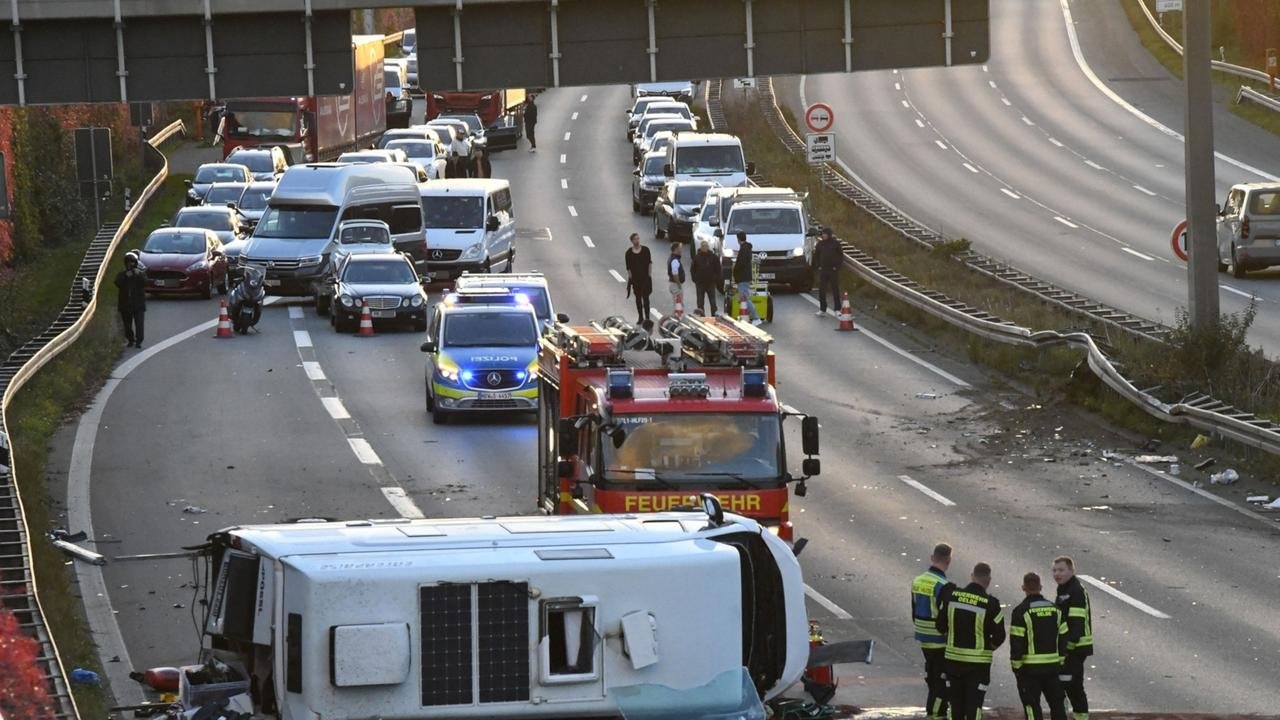 Artikelbild der Quelle zu: Unfall mit Wohnmobil: A2 zum Ferienstart stundenlang gesperrt