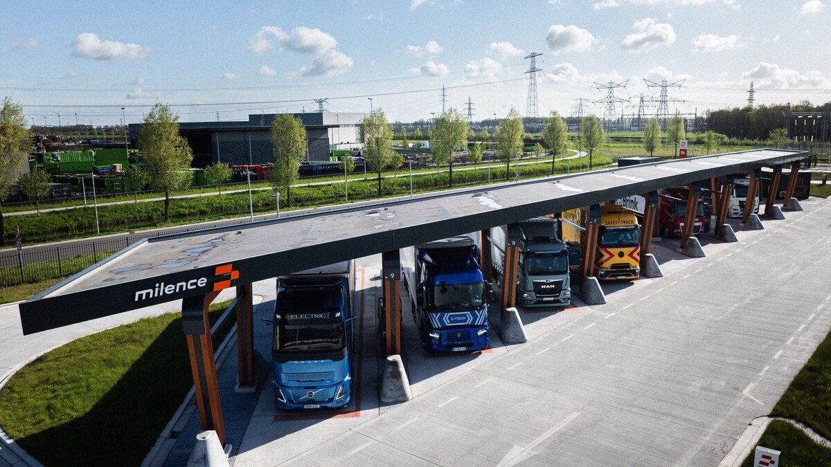 Artikelbild der Quelle zu: Studie: Gemeinsame Ladeparks senken E-Lkw-Kosten