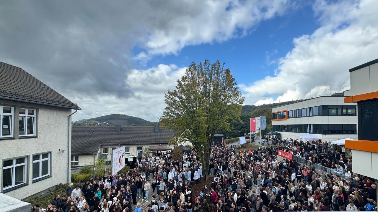Artikelbild der Quelle zu: Nordrhein-Westfalen: Rekordversuch in Olsberg: Über 800 Schüler in einer Unterrichsstunde