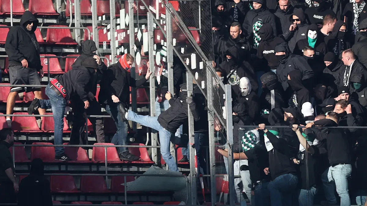 Artikelbild der Quelle zu: Kölner Derbysieg: Fan-Randale überschattet Gladbachs fünfte Niederlage im fünften Spiel