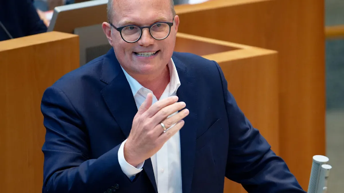 Artikelbild der Quelle zu: SPD-Spitzenkandidat in NRW: Schröder ist in Partei isoliert