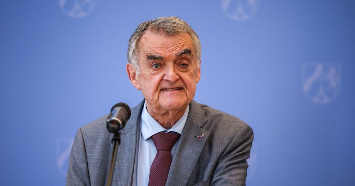 Artikelbild der Quelle zu: Sprachprobleme: NRW-Innenminister Reul gibt Update zu seiner Gesundheit
