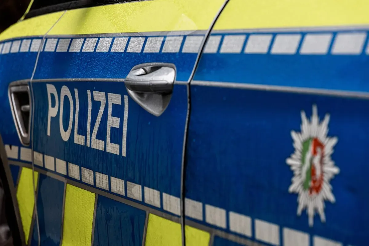 Artikelbild der Quelle zu: US-Amerikaner stellt NRW-Polizisten besondere Frage – danach rennt er sofort zu Rewe