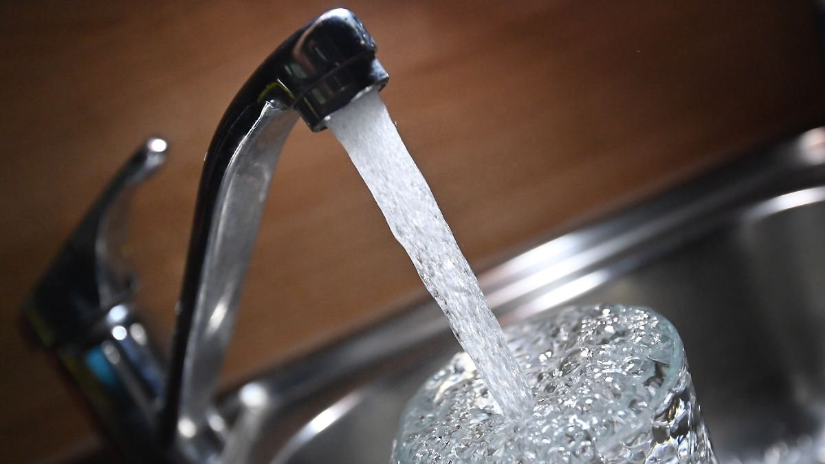 Artikelbild der Quelle zu: Der Tag: Nicht trinken: Wasserwerk in Nordrhein-Westfalen warnt vor Chlor