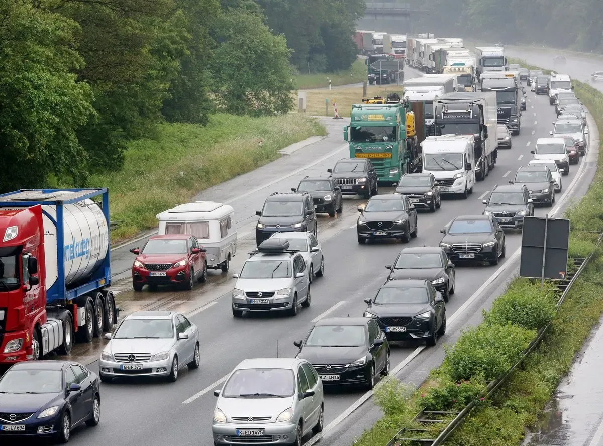 Artikelbild der Quelle zu: Herbstferien in NRW: Mit diesen Tricks sparen Autofahrer beim Tanken