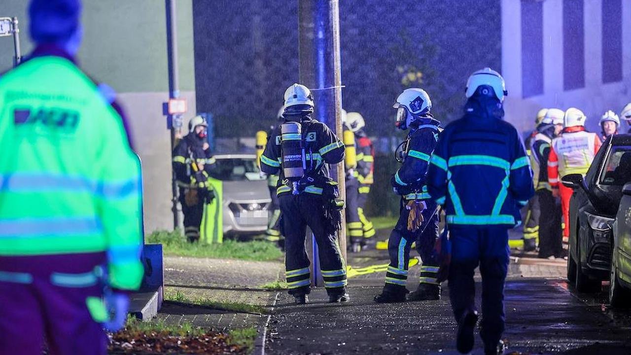 Artikelbild der Quelle zu: Nordrhein-Westfalen: Kohlenmonoxid-Alarm: Feuerwehr evakuiert Gebäude in Wuppertal