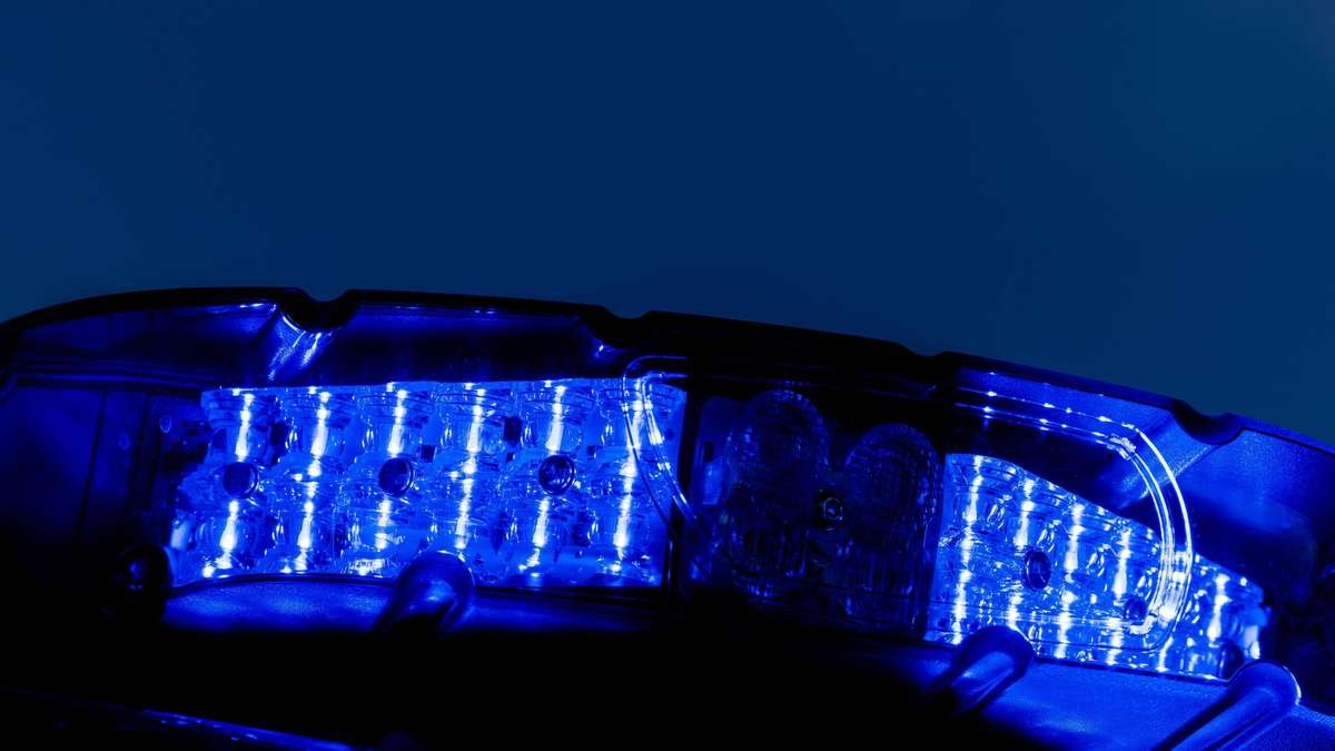 Artikelbild der Quelle zu: Gruppe stiehlt Markenkleidung – Polizei fahndet nach Verdächtigem