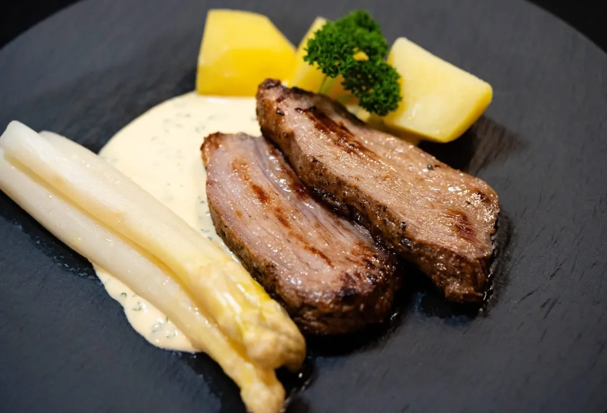 Artikelbild der Quelle zu: NRW: US-Amerikaner probiert Spargel - "Das schlimmste Essen, das es in Deutschland gibt"