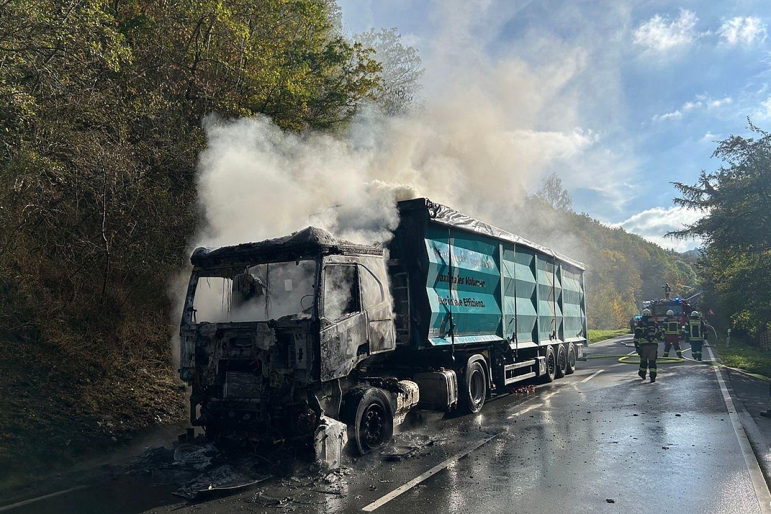 Artikelbild der Quelle zu: News, Nordrhein-Westfalen, Regional: Lkw-Brand auf der B55 bei Lennestadt erfordert aufwendige Löscharbeiten