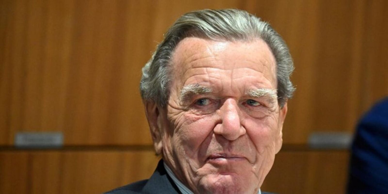 Artikelbild der Quelle zu: Forderungen nach Schröder-Rauswurf in der SPD: Alle Infos im Newsblog
