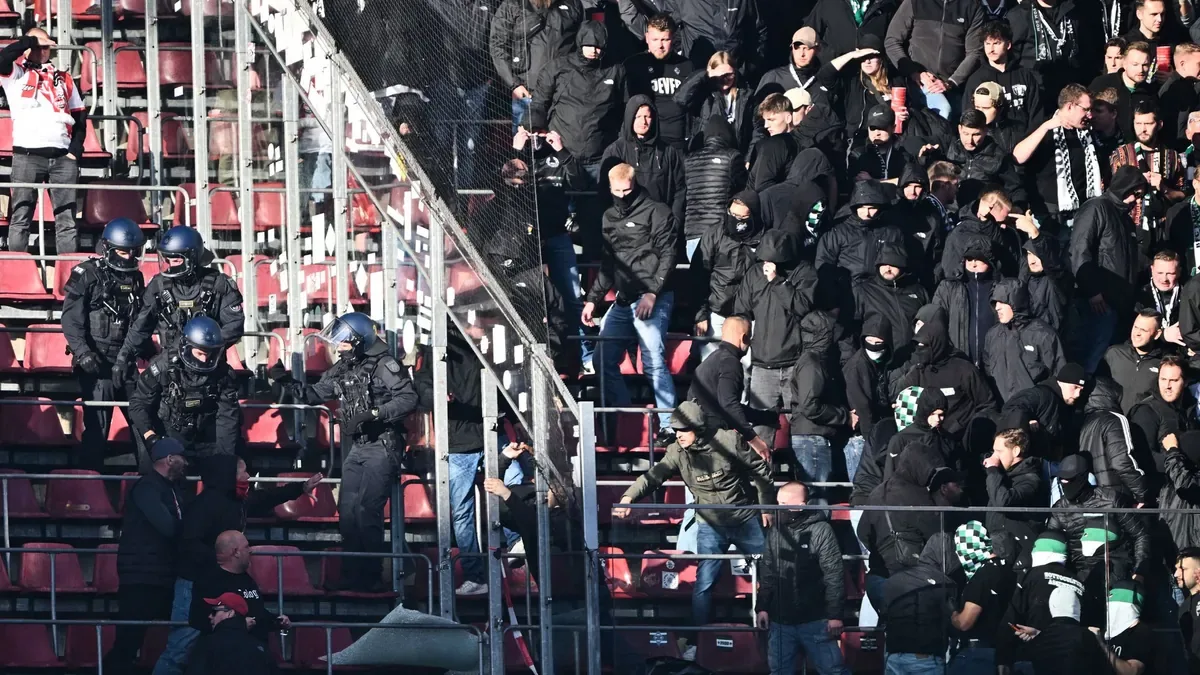 Artikelbild der Quelle zu: Böller, Pyrotechnik, Spielunterbrechung: Klubs äußern sich zu Ausschreitungen