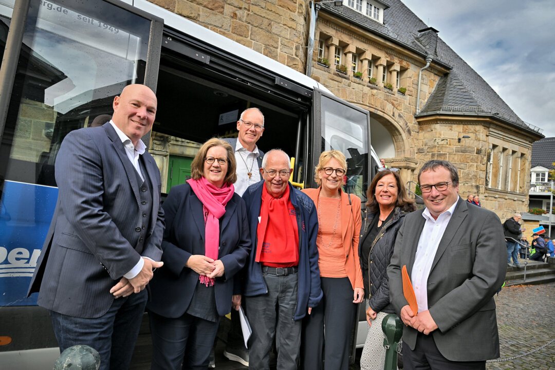 Artikelbild der Quelle zu: Großer Bahnhof im Bürgerhaus beim Treffen der Bürgerbusvereine