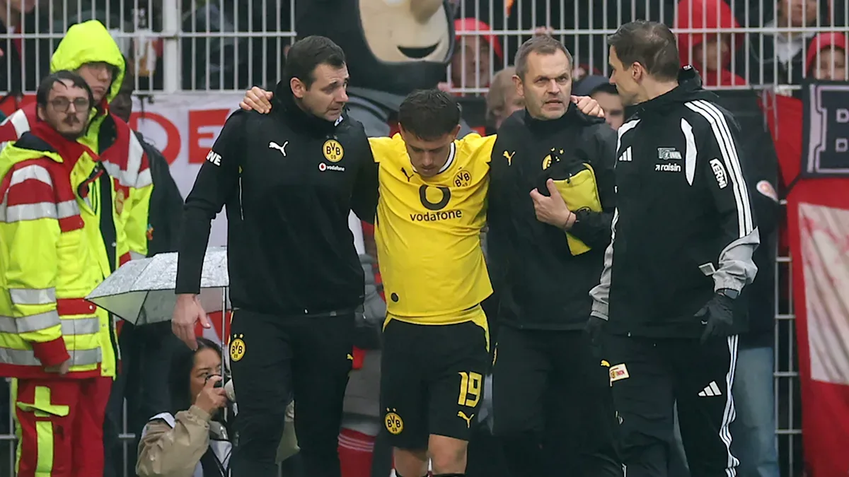 Artikelbild der Quelle zu: „Es sieht sehr bitter aus“, sagt der BVB-Verteidiger über die Verletzung seines Kollegen