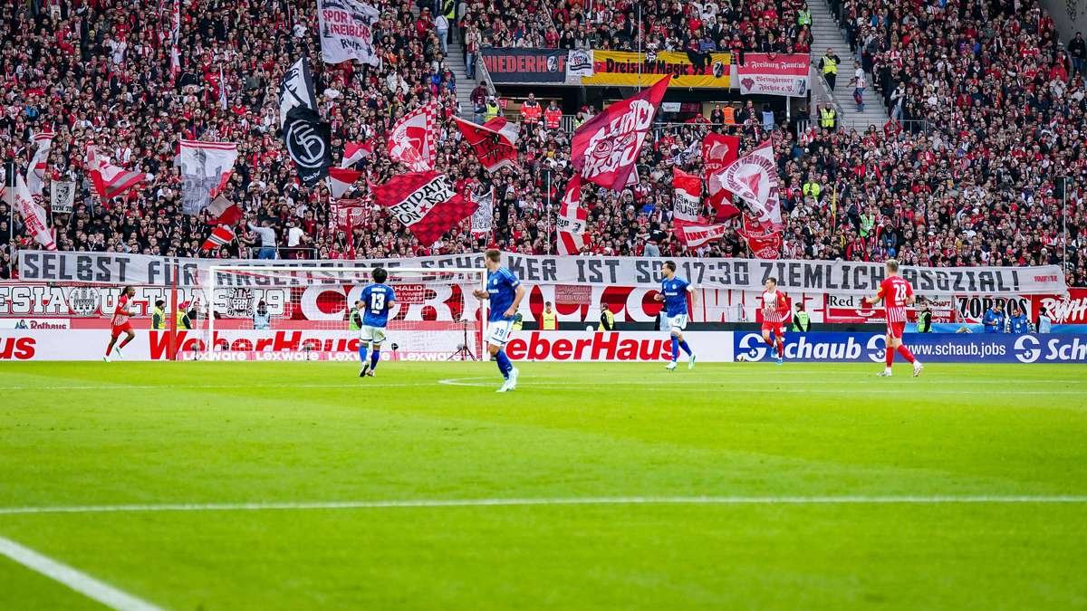 Artikelbild der Quelle zu: „Arbeitslose Schalker“: Freiburg-Banner sorgt beim Spiel für Aufsehen
