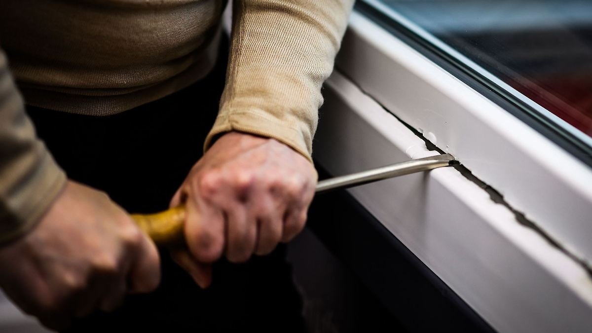 Artikelbild der Quelle zu: Nordrhein-Westfalen: Hochsaison der Einbrecher - was die Polizei gerade jetzt rät