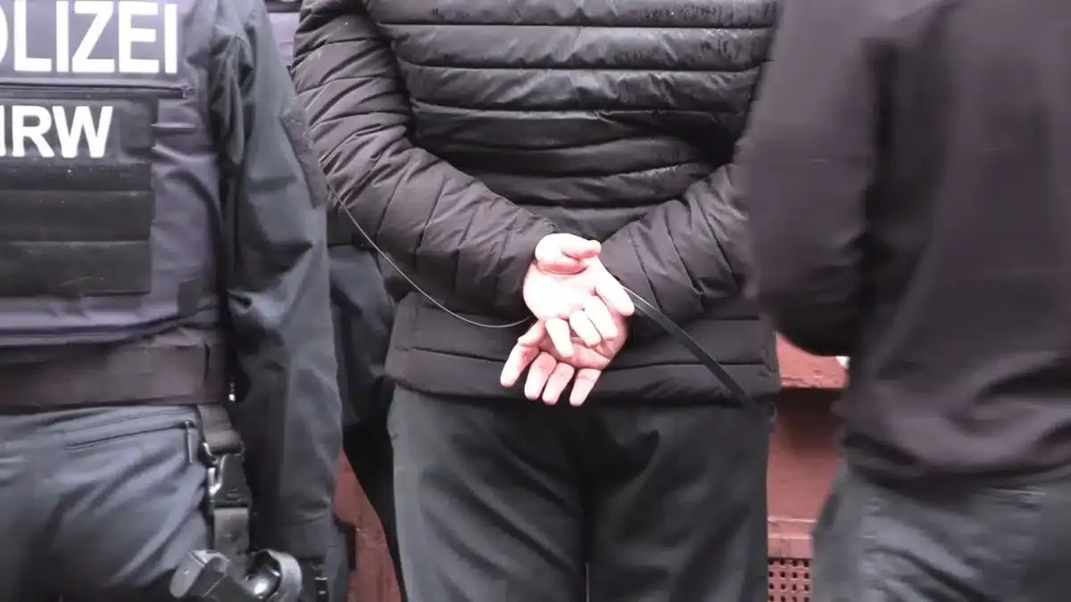 Artikelbild der Quelle zu: Großeinsatz gegen Waffen- und Drogenhandel in NRW und RP