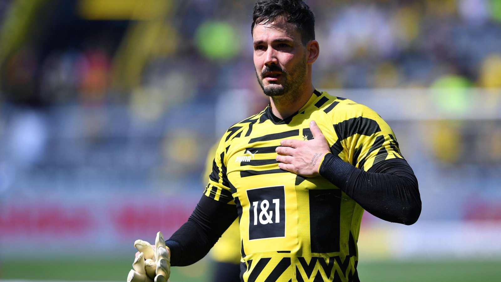 Artikelbild der Quelle zu: Historischer Sieg! Ex-BVB-Star deklassiert seinen Gegner