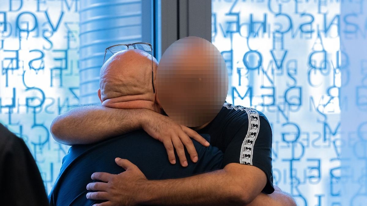 Artikelbild der Quelle zu: Nordrhein-Westfalen: Remscheider Waffenfund: Hauptangeklagter gesteht