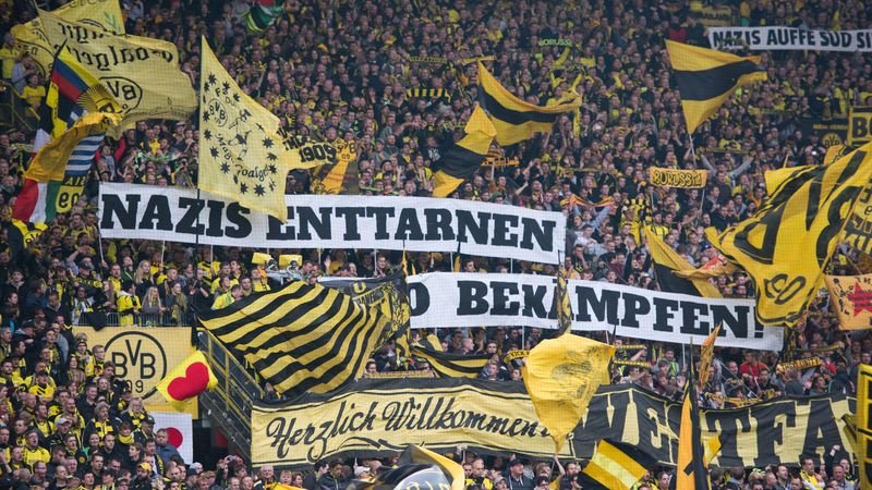 Fans zeigen auf der Dortmunder Südtribüne Banner gegen Rechtsextremismus (Archivfoto aus dem Jahr 2014).