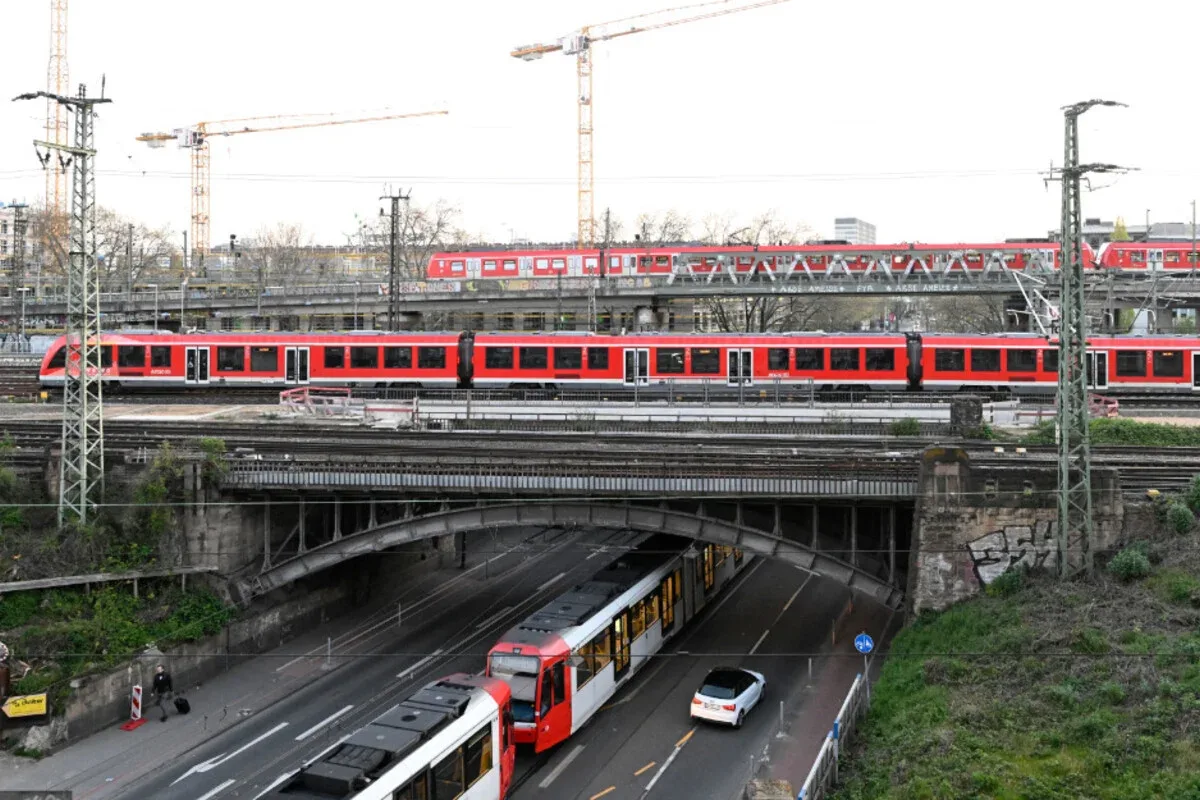 Artikelbild der Quelle zu: Verkehrs-Kritik aus NRW! Bund soll Nahverkehr "solide finanzieren"