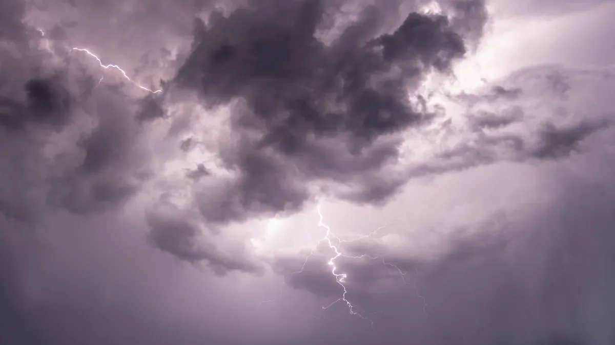 Artikelbild der Quelle zu: Stürmische Gewitter erreichen Köln und NRW – Minusgrade am Boden erwartet