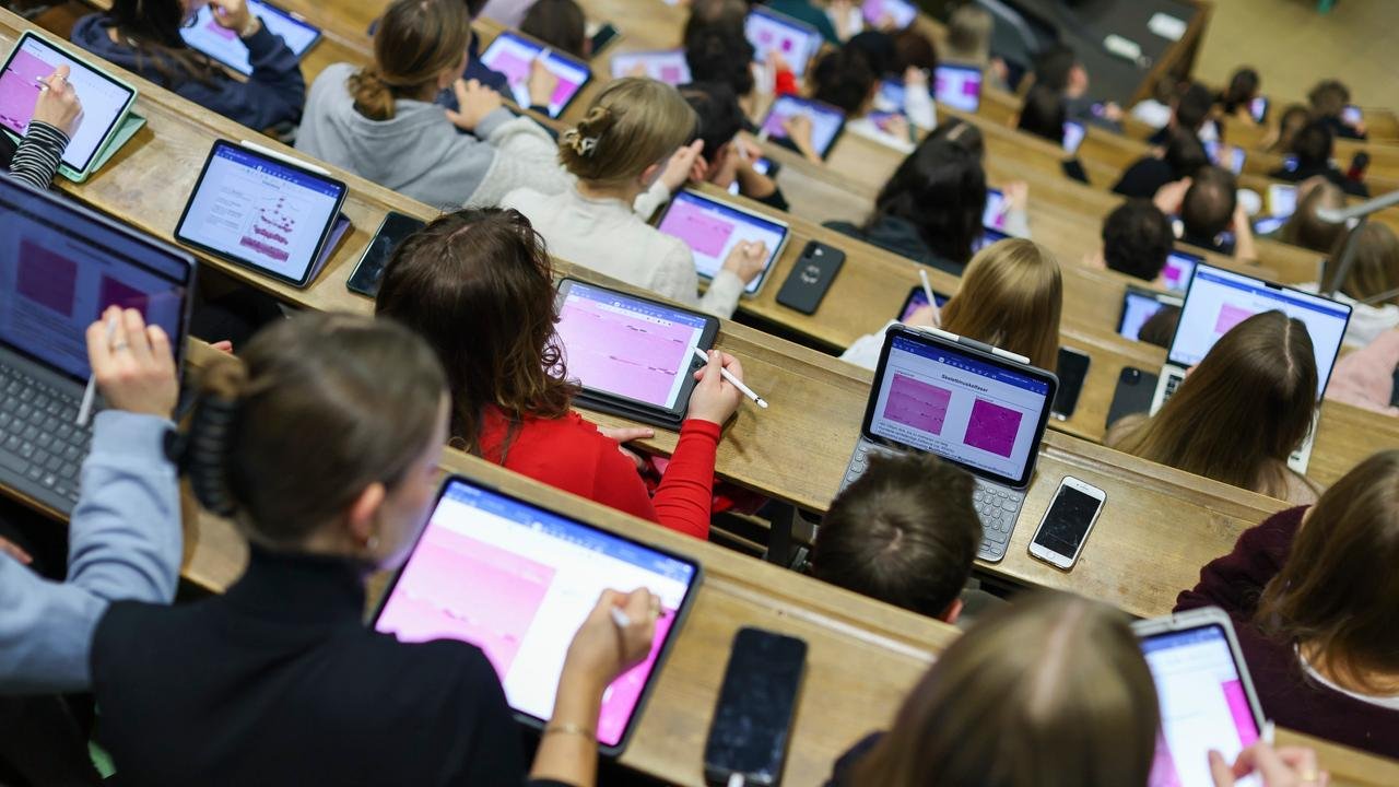 Artikelbild der Quelle zu: Besser lernen: Wie sinnvoll ein Laptop- und Handyverbot an der Uni ist