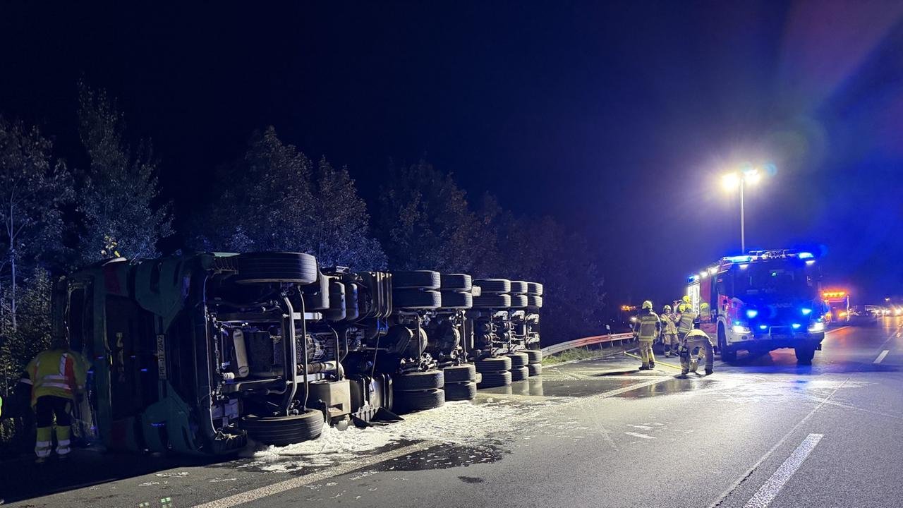 Artikelbild der Quelle zu: Schwertransport verunglückt: A33 vermutlich die ganze Nacht gesperrt
