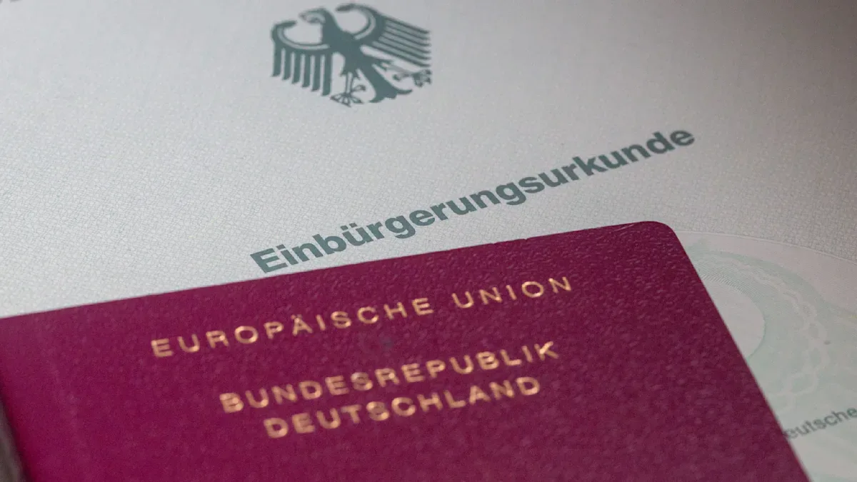 Artikelbild der Quelle zu: NRW und Bayern: Sprachzertifikate für Einbürgerungen verkauft – Sieben Festnahmen bei Razzia