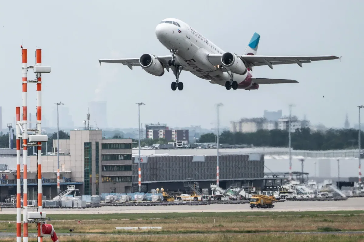 Artikelbild der Quelle zu: Deutschlands schlechtester Flughafen: NRW-Airport blamiert sich schon wieder