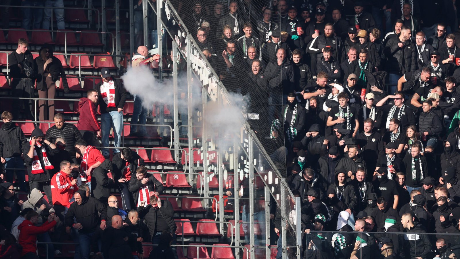 Artikelbild der Quelle zu: "Versuchter Totschlag" – TV-Experte fordert Höchststrafe für Gladbach-Fans