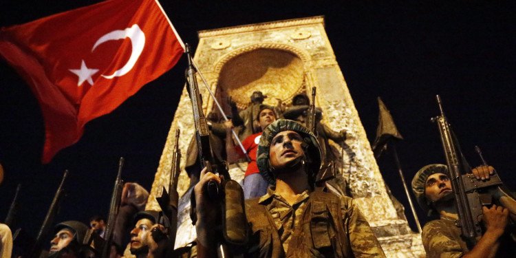 Auf dem Foto sind Demonstranten und Soldaten zu sehen.© picture alliance / dpa | Sedat Suna