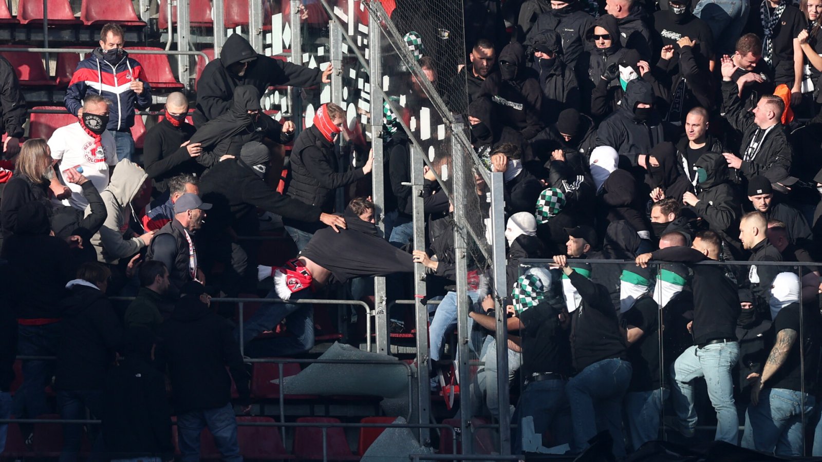 Artikelbild der Quelle zu: „Will niemand sehen“: Köln und Gladbach zu Derby-Krawallen