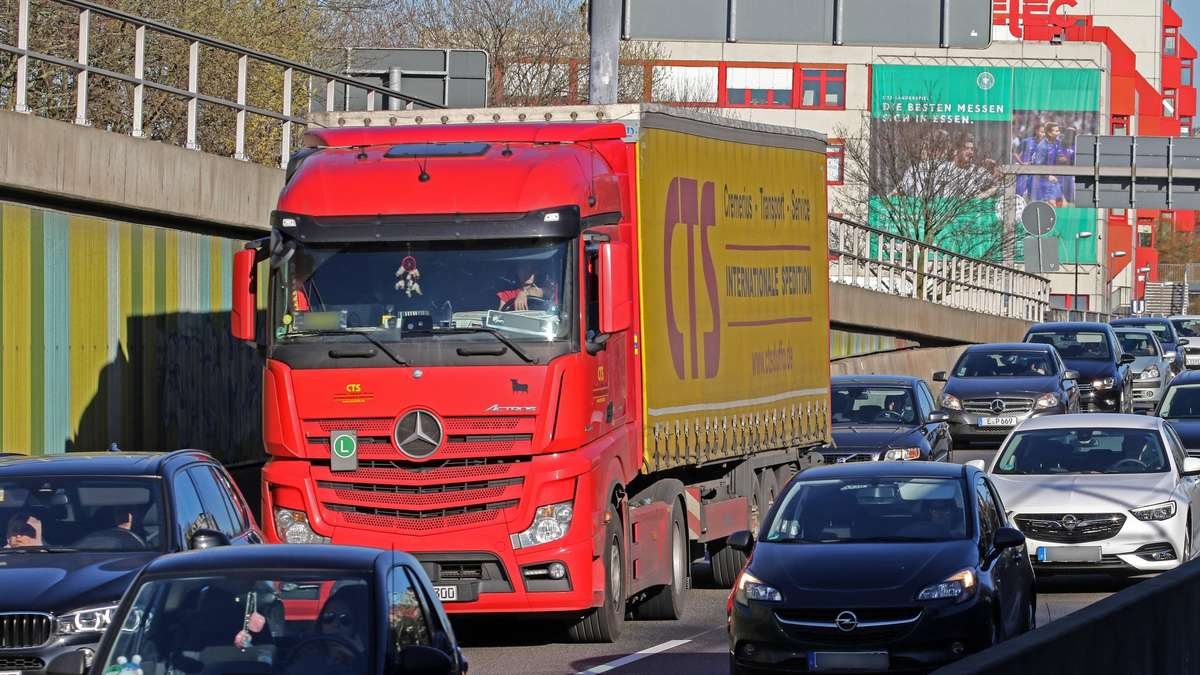 Artikelbild der Quelle zu: Eine Autobahn ist im Ruhrgebiet wieder frei: Dreifach-Vollsperrung wird zur Doppelsperrung