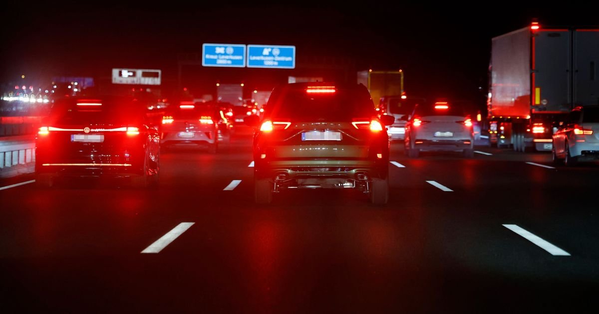 Artikelbild der Quelle zu: A3 bei Erkrath: Pkw kracht in Lkw – Beifahrer in Lebensgefahr