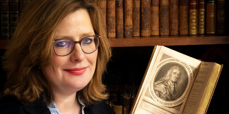 Das Bild zeigt Kirsten Juhas. Sieehält in der Hand ein aufgeschlagenes Buch, auf dessen Seite eine Illustration zu sehen ist.© Ehrenpreis Centre / Bischof