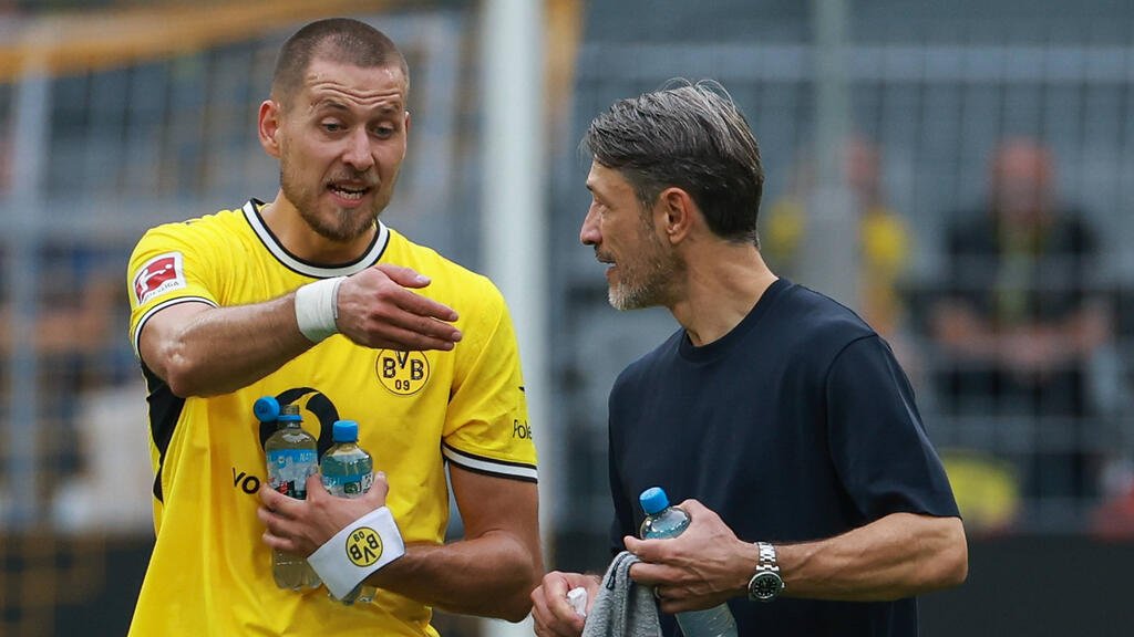 BVB-Star Waldemar Anton (l.) kennt die Tücken auf Kunstrasen