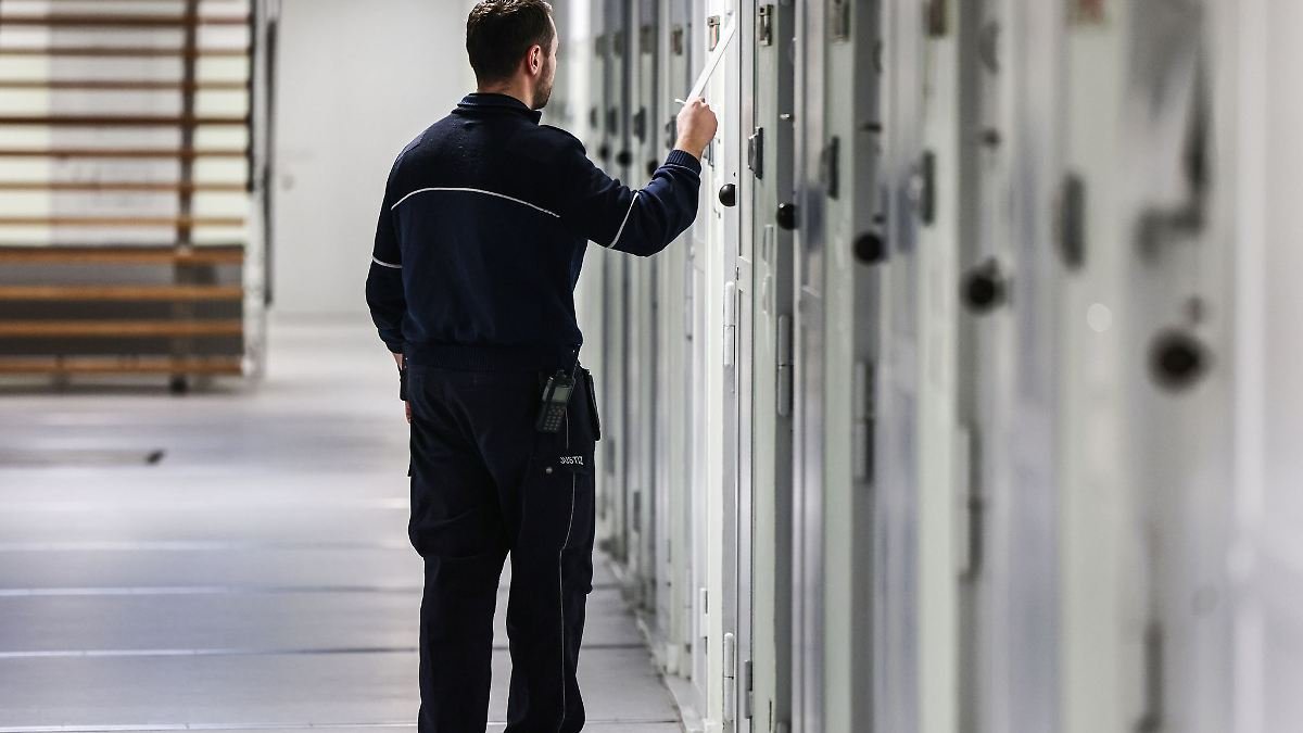 Artikelbild der Quelle zu: Nordrhein-Westfalen: JVA-Mitarbeiterin wegen Drogenhandels in Untersuchungshaft