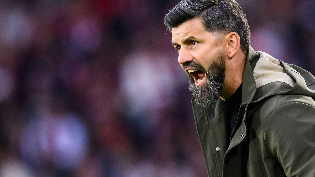 Artikelbild der Quelle zu: Nordrhein-Westfalen: Trainer-Selbstkritik: Schalke hadert mit Überzahl-Pleite