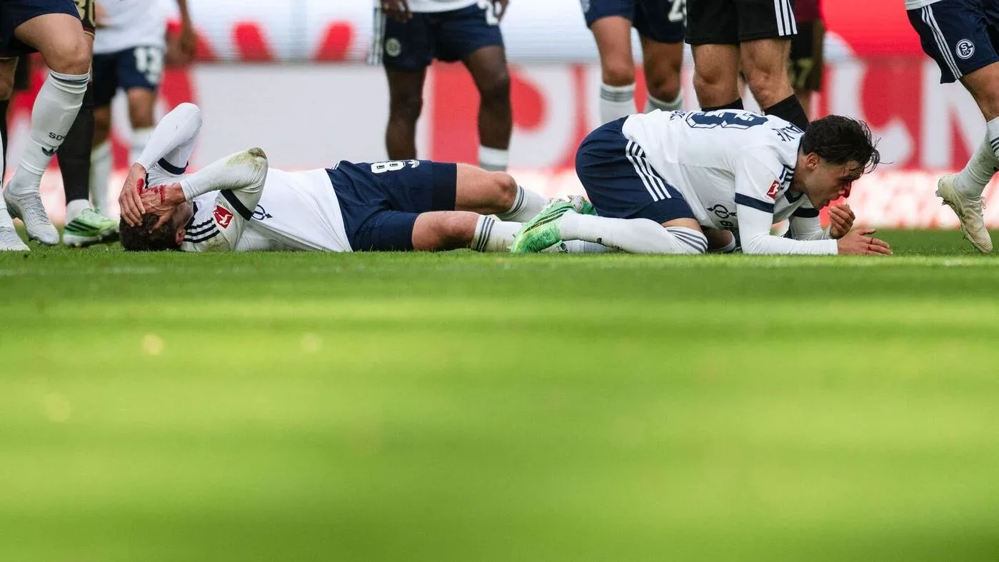 Artikelbild der Quelle zu: Fußball-Bundesliga: Kopfzusammenstoß: El Mala tut es leid, Schalke-Duo in Klinik
