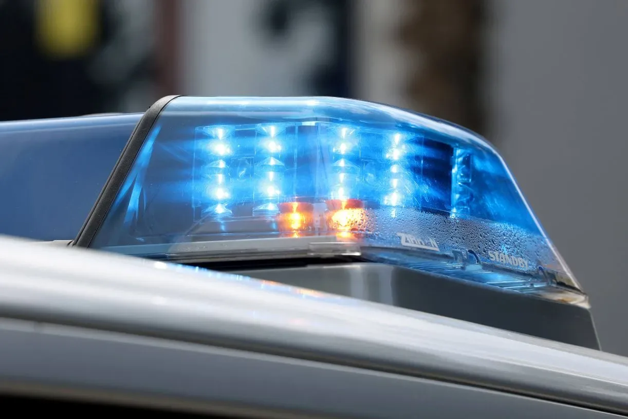 Artikelbild der Quelle zu: Schwerer Lkw-Unfall auf der A57 in NRW – Fahrer in Lebensgefahr