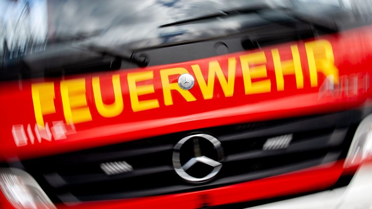 Artikelbild der Quelle zu: Nordrhein-Westfalen: Mehrfamilienhaus nach Brand vorerst nicht bewohnbar