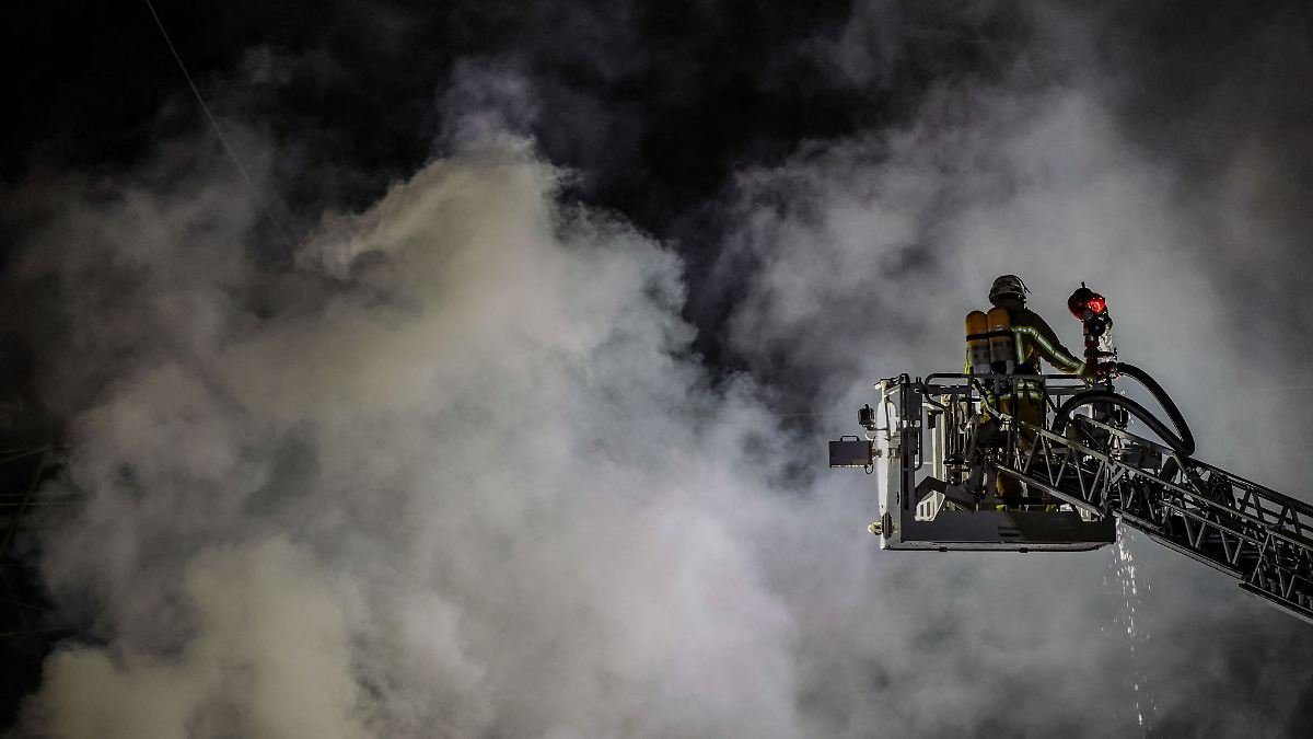 Artikelbild der Quelle zu: Nordrhein-Westfalen: Brand in Duisburger Lagerhalle: App-Warnung wegen Rauch